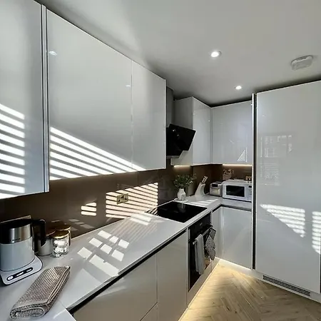 Charming 3-Bed House With 1 Parking Space Canterbury Esterno foto