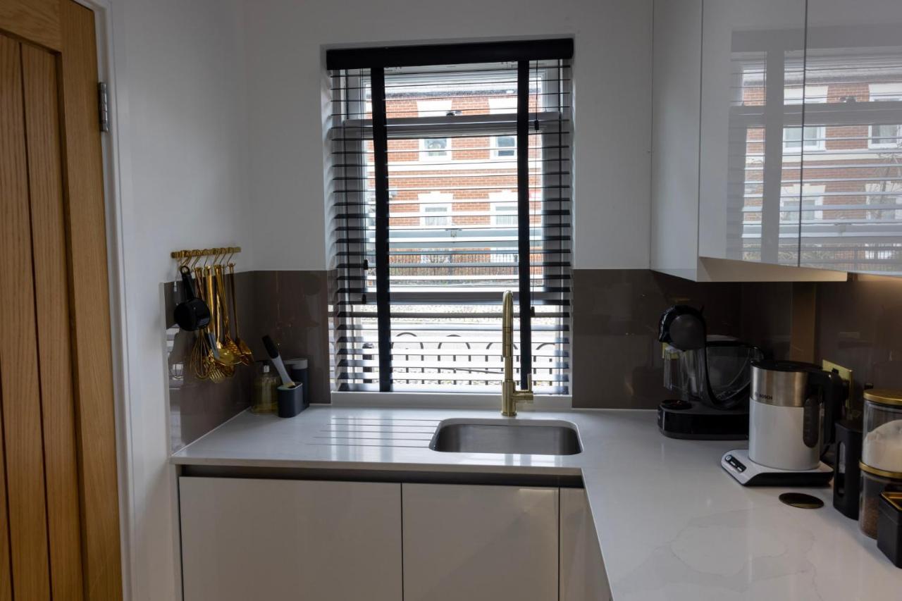 Holiday home Charming 3-bed House With 1 Parking Space