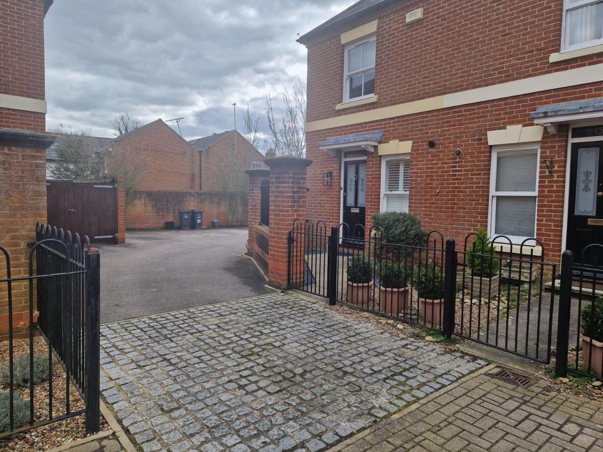 Holiday home Charming 3-bed House With 1 Parking Space