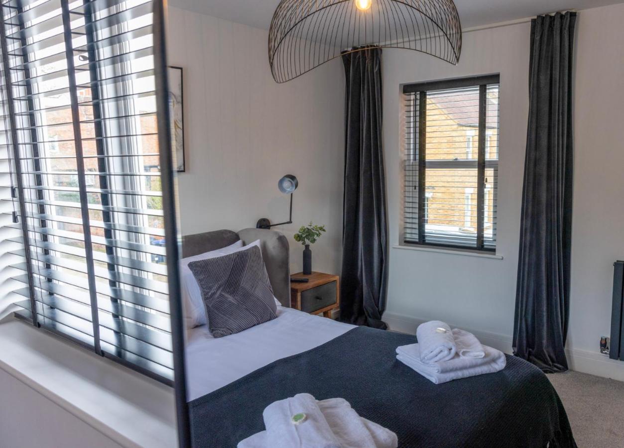 Holiday home Charming 3-bed House With 1 Parking Space *